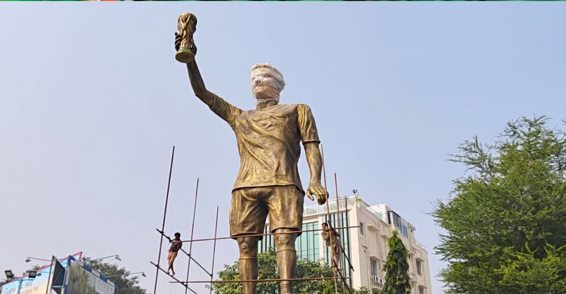 70 அடி உயரத்தில் மெஸ்ஸி சிலை: இந்திய ரசிகர்களுக்கு ₹12 லட்சத்தில் அரிய வாய்ப்பு!