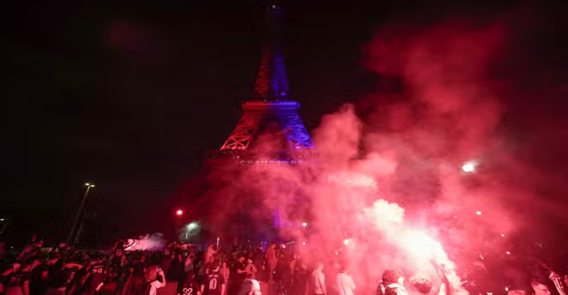 சிவப்பு நிறத்தில் ஈபிள் டவர்: 40 பேர் கைது! பாரிஸில் பதற்றம்.