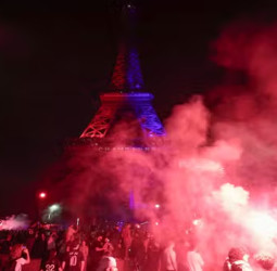 சிவப்பு நிறத்தில் ஈபிள் டவர்: 40 பேர் கைது! பாரிஸில் பதற்றம்.