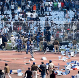 சால்ட் லேக் மைதானத்தில் மெஸ்ஸி வெளியேறியதால் ரசிகர்கள் ஆத்திரம், தடியடி!