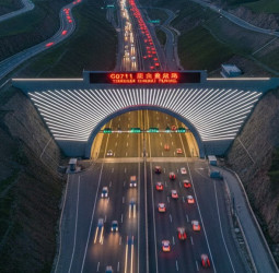 உலகின் மிக நீளமான 'தியான்ஷன் ஷெங்லி' சுரங்கப்பாதை!