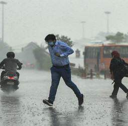 தமிழகத்தில் இன்றும் மழை நீடிக்கும்: தென் மாவட்டங்களில் மிதமான மழைக்கு வாய்ப்பு