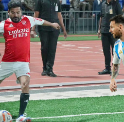 ஹைதராபாத்தில் கால்பந்து ஜாம்பவானுடன் களமிறங்கிய தெலங்கானா முதல்வர்