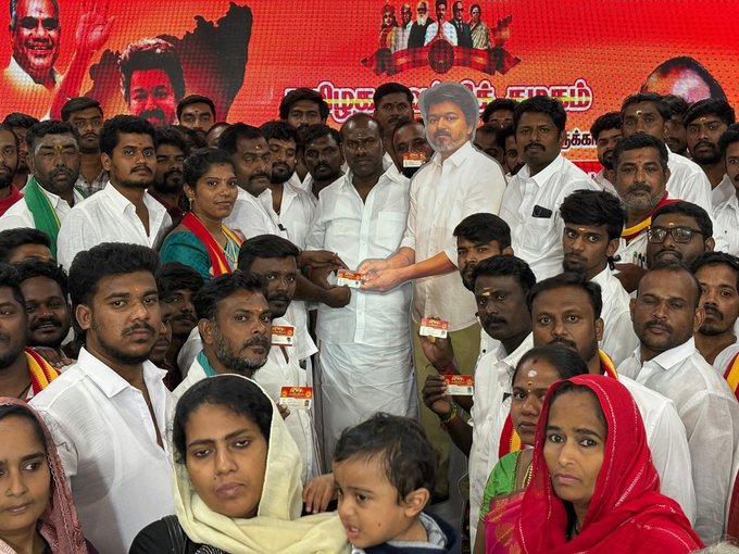 😂 கட்-அவுட் அரசியல் : விஜயின் கட் அவுட் தரும் உறுப்பினர் அட்டைகள் - அடடே ஆச்சர்யக்குறி!