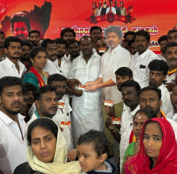 😂 கட்-அவுட் அரசியல் : விஜயின் கட் அவுட் தரும் உறுப்பினர் அட்டைகள் - அடடே ஆச்சர்யக்குறி!