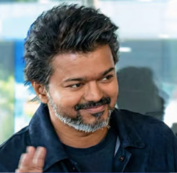 மலேசியா: ரசிகர்கள் கூட்டத்தில் கீழே விழுந்த விஜய்!