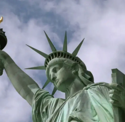 பிரேசில் குவைபாவில் சரிந்து விழுந்த பிரம்மாண்ட சுதந்திர தேவி சிலை!