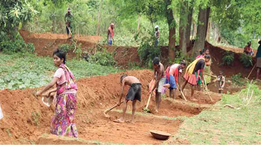 காந்தி பெயரை நீக்காதே!" - 100 நாள் வேலைத் திட்டத்திற்காக நாடாளுமன்றத்தில் போராட்டம்!