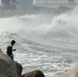 நிலைகுலையாமல் ஒரே இடத்தில் மையமிட்டுள்ள தாழ்வு மண்டலம்