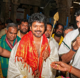 திருச்செந்தூர் முருகன் கோயிலில் தமிழக வெற்றிக் கழகத் தலைவர் விஜய் வழிபாடு!