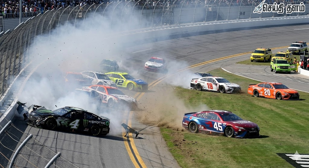 அமெரிக்க கார் பந்தயத்தில் கோர விபத்து: தப்பியது நல்வாய்ப்பு!