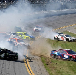 அமெரிக்க கார் பந்தயத்தில் கோர விபத்து: தப்பியது நல்வாய்ப்பு!