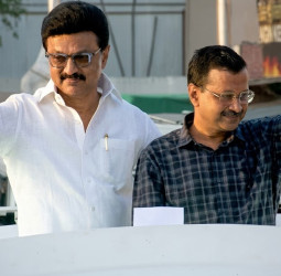 வருக! வருக! அரவிந்த் கெஜ்ரிவாலை வரவேற்ற முதலமைச்சர் மு.க.ஸ்டாலின்!