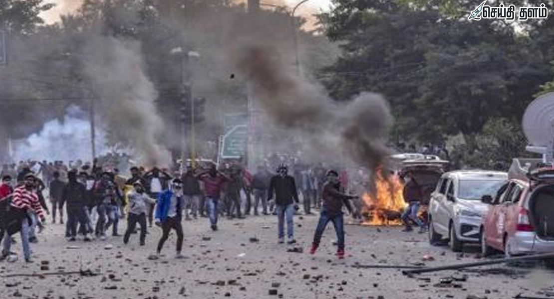 உ.பி.யில் தொழிலாளர்கள் போராட்டம்: வன்முறையாக மாறியது! வாகனங்களுக்குத் தீ!