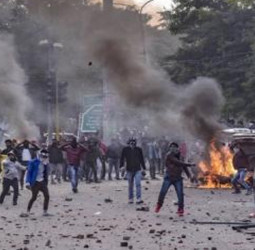 உ.பி.யில் தொழிலாளர்கள் போராட்டம்: வன்முறையாக மாறியது! வாகனங்களுக்குத் தீ!