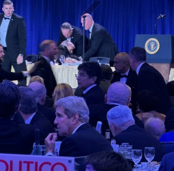 அமெரிக்காவில் பரபரப்பு: டொனால்ட் டிரம்ப் பங்கேற்ற நிகழ்ச்சியில் மர்ம மிரட்டல் - தலைவர்கள் வெளியேற்றம்!