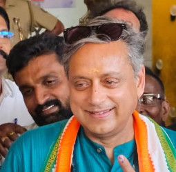 கேரளா தேர்தல்: 1 மணி நிலவரப்படி 49.70% வாக்குப்பதிவு; மம்மூட்டி, மோகன்லால் வாக்களிப்பு!