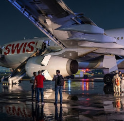 டெல்லி விமான நிலையத்தில் பரபரப்பு: சுவிஸ் ஏர் இன்ஜினில் தீ விபத்து!