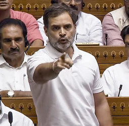 "ராணுவத்தின் பின்னால் கோழைகளைப்போல ஒளியாதீர்கள்!" - மக்களவையில் ராகுல் காந்தி ஆவேசம்!