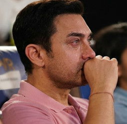 மகனின் படத்தைப் பார்த்து கண் கலங்கிய அமீர்கான்!