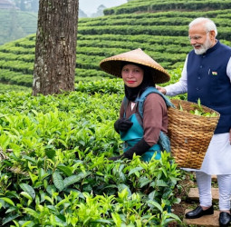 அசாம் தேயிலைத் தோட்டத்தில் பிரதமர் மோடி: தொழிலாளர்களுடன் நெகிழ்ச்சியான தருணங்கள்!