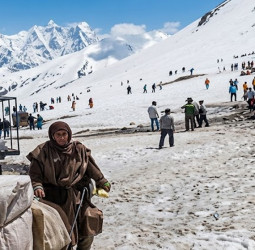 காஷ்மீரில் அலைமோதும் சுற்றுலாப் பயணிகள்!