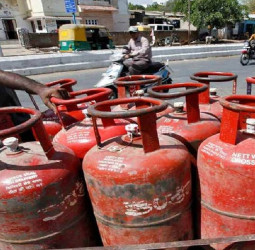 பாகிஸ்தானில் லாக் டவுன் அமல்! எரிபொருள் தட்டுப்பாட்டால் அதிரடி நடவடிக்கை.