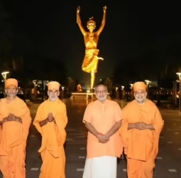 டெல்லி அக்ஷர்தாம்: 108 அடி உயர நீலகண்ட வர்ணி சிலை - ஒரு ஆன்மீக அதிசயம்!