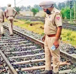 பாட்டியாலாவில் நள்ளிரவு பரபரப்பு: ரயில்வே பாதையில் வெடிகுண்டு வைத்தது ஏன்? நான்கு பேர் கைது - பயங்கரவாத சதியா?