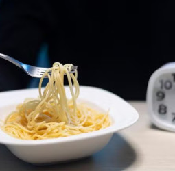 இரவு 7 மணி vs 9 மணி - எப்போது சாப்பிடுவது சிறந்தது?