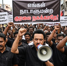 'எங்கள் குரலை நசுக்காதே!', மசோதாவை எரித்த ஸ்டாலின்! வெடித்த போராட்டம்!