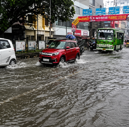 கேரளாவில் அதிதீவிர மழை: 8 மாவட்டங்களுக்கு ரெட் அலர்ட் - இந்திய வானிலை மையம் கடும் எச்சரிக்கை!