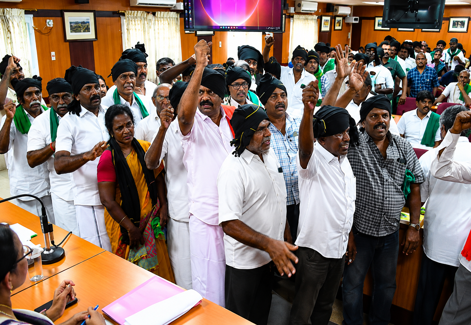 கண்ணீரில் விவசாயிகள்: மாவட்டத்தை உடனடியாக 'வறட்சி மாவட்டமாக' அறிவிக்கக் கோரி கலெக்டரிடம் அவசர மனு!