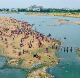தென்னாட்டின் கங்கை காவிரி நதி வழிபாடு: ஆடிப்பெருக்கு முதல் துலா மாத நீராடல் வரை தமிழர்களின் ஆன்மிக மரபு மற்றும் சிறப்புகள்!