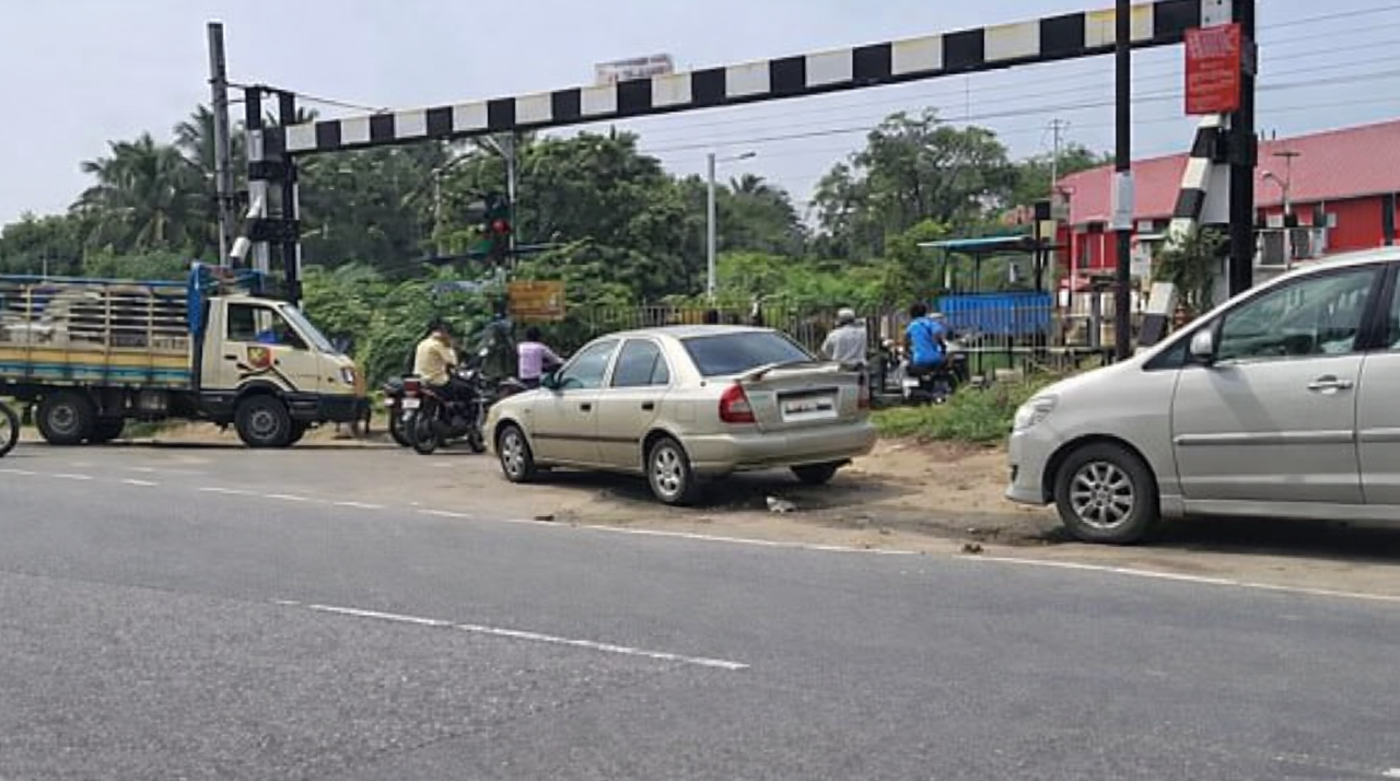 🔥 "கரூரில் வாகன நெரிசலால் ஸ்தம்பித்த போக்குவரத்து!" - மாயனுார் ரயில்வே கேட் பிரச்சனை! - நெடுஞ்சாலையில் பல மணி நேரம் வாகனங்கள் முடக்கம்!