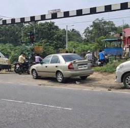 🔥 "கரூரில் வாகன நெரிசலால் ஸ்தம்பித்த போக்குவரத்து!" - மாயனுார் ரயில்வே கேட் பிரச்சனை! - நெடுஞ்சாலையில் பல மணி நேரம் வாகனங்கள் முடக்கம்!