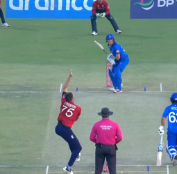 டி20 உலகக்கோப்பை: இத்தாலிக்கு 203 ரன்கள் இமாலய இலக்கை நிர்ணயித்தது இங்கிலாந்து!