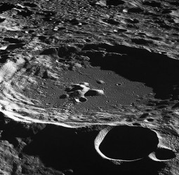 நிலவில் தொடரும் அதிர்வுகள்: விரிசல் அடையும் நிலவின் மேற்பரப்பு