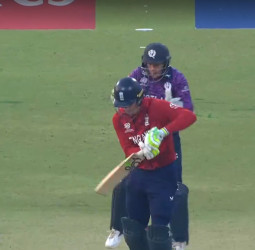 டி20 உலகக்கோப்பை: ஸ்காட்லாந்து 152 ரன்களுக்கு ஆல் அவுட்; இங்கிலாந்து 16/2!