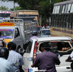 🔥 "கரூர் ஓட்டுநர்கள் தவிப்பு!" - சேதமடைந்த சிறுபாலத்தால் ஸ்தம்பித்த போக்குவரத்து! - சீரமைக்க பொதுமக்கள் கோரிக்கை!