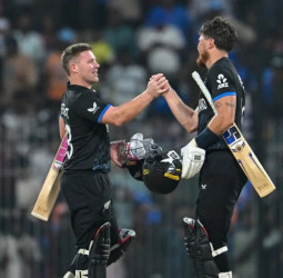 தென்னாப்பிரிக்காவிற்கு 176 ரன்கள் இலக்கு நிர்ணயித்தது நியூசிலாந்து!