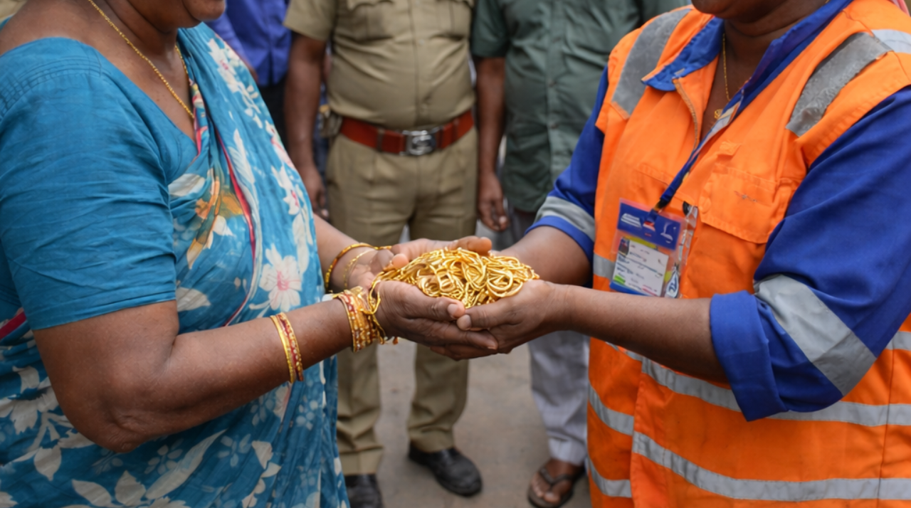 🔥 "மனிதாபிமானத்தின் உச்சம்!" - 45 சவரன் நகையை உரியவரிடம் சேர்த்த தூய்மைப் பணியாளர் பத்மா! - சென்னை திருவல்லிக்கேணியில் நடந்த நெகிழ்ச்சி சம்பவம்!