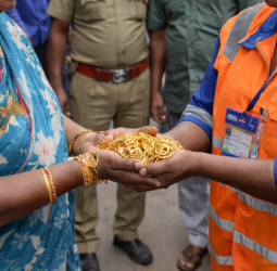 🔥 "மனிதாபிமானத்தின் உச்சம்!" - 45 சவரன் நகையை உரியவரிடம் சேர்த்த தூய்மைப் பணியாளர் பத்மா! - சென்னை திருவல்லிக்கேணியில் நடந்த நெகிழ்ச்சி சம்பவம்!