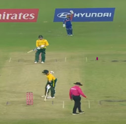 இந்தியாவை 76 ரன்கள் வித்தியாசத்தில் வீழ்த்தி தென்னாப்பிரிக்கா அபார வெற்றி!