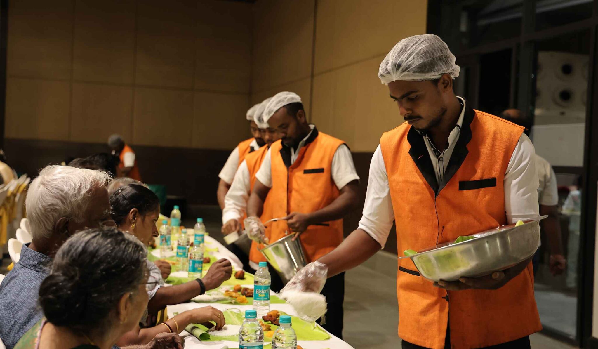 கேட்டரிங் சர்வீஸ் கொடுமைகள் – ஒரு பந்தி போராட்டம்!