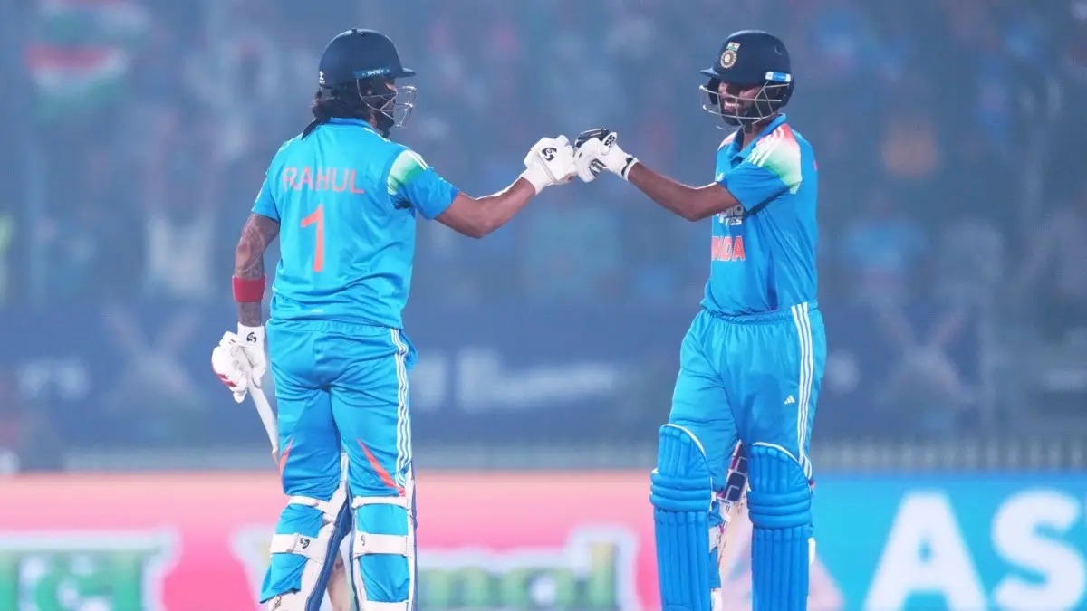 300 ரன்களை விரட்டி இந்தியா த்ரில் வெற்றி! நியூசிலாந்து தொடரில் முன்னிலை.