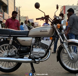 யமஹா RX 100 ரீ-என்ட்ரி 2026! அதே சத்தம்.. அதே வேகம்.. 2-ஸ்ட்ரோக் இன்ஜினுடன் மீண்டும் மிரட்ட வருகிறது!