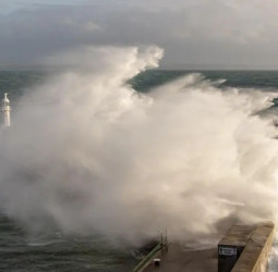 'சந்திரா' புயல் எச்சரிக்கை: பிரிட்டனை மிரட்டும் அதிவேகக் காற்று மற்றும் கனமழை!
