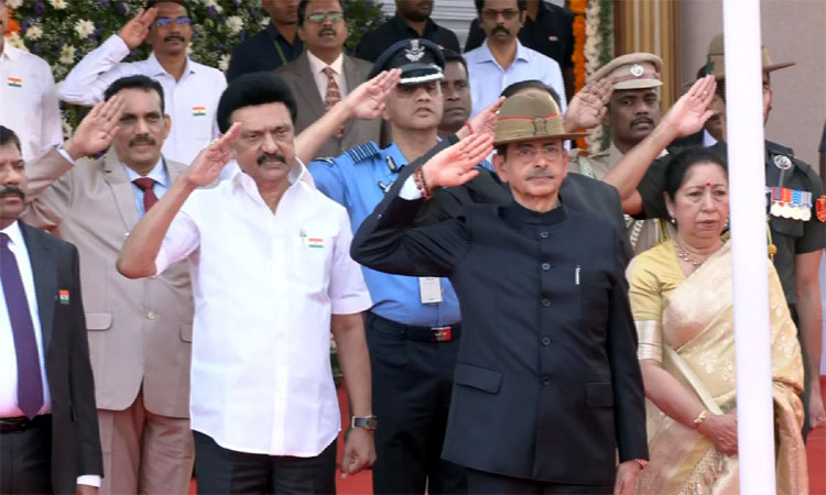 சென்னையில் குடியரசு தின விழா: ஆளுநர் ஆர்.என்.ரவி கொடியேற்றம்!