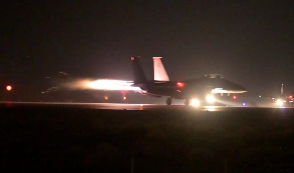 சிரியாவில் ஐஎஸ்ஐஎஸ் தளங்கள் மீது அமெரிக்கா பயங்கர வான்வழித் தாக்குதல்!